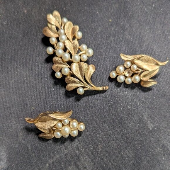 vintage Crown Trifari Gold-Tone Brooch Clip On Earrings Set Faux Pearls - Picture 7 of 9